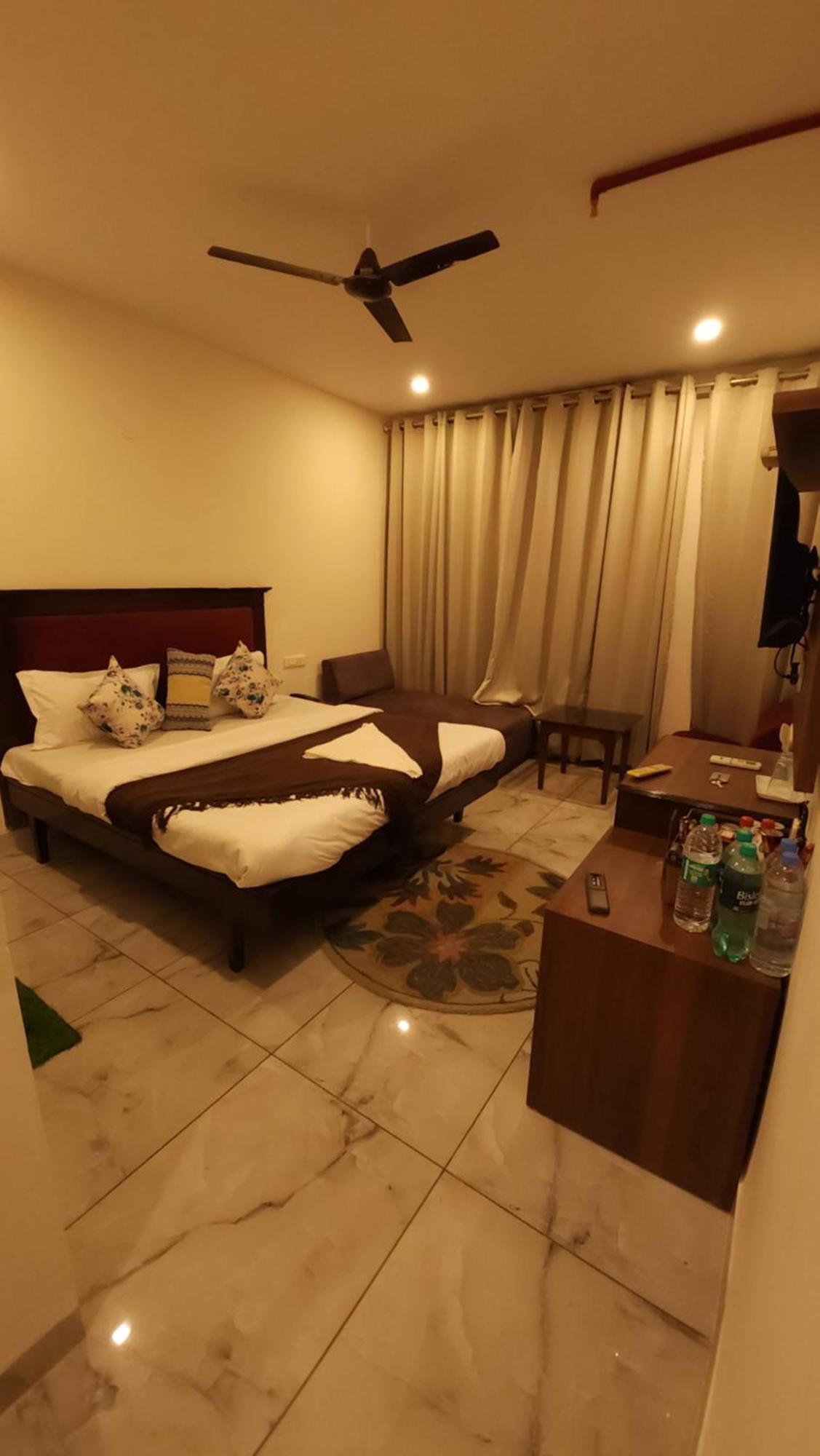 Hotel Vrs Inns Chandīgarh Esterno foto