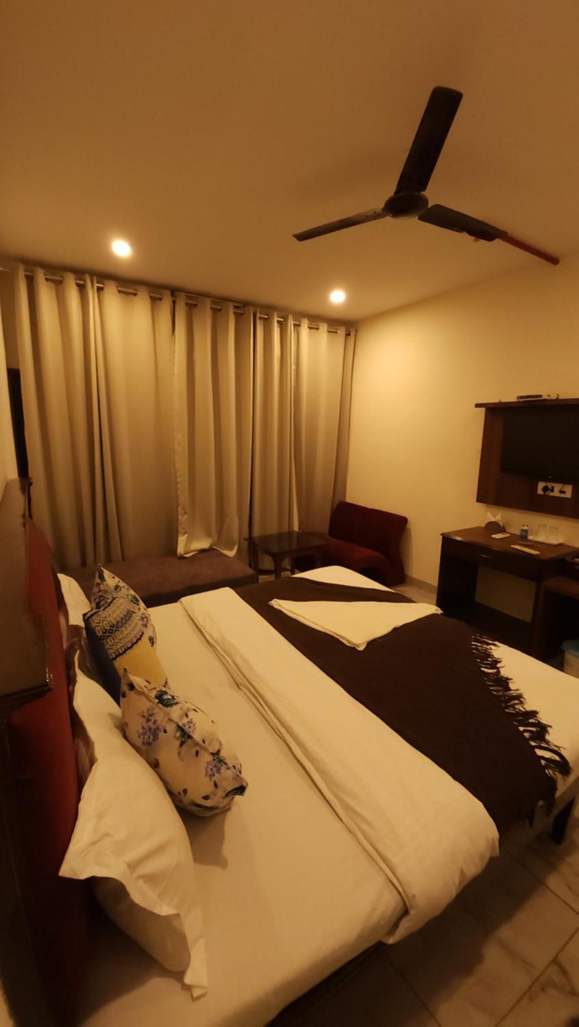 Hotel Vrs Inns Chandīgarh Esterno foto
