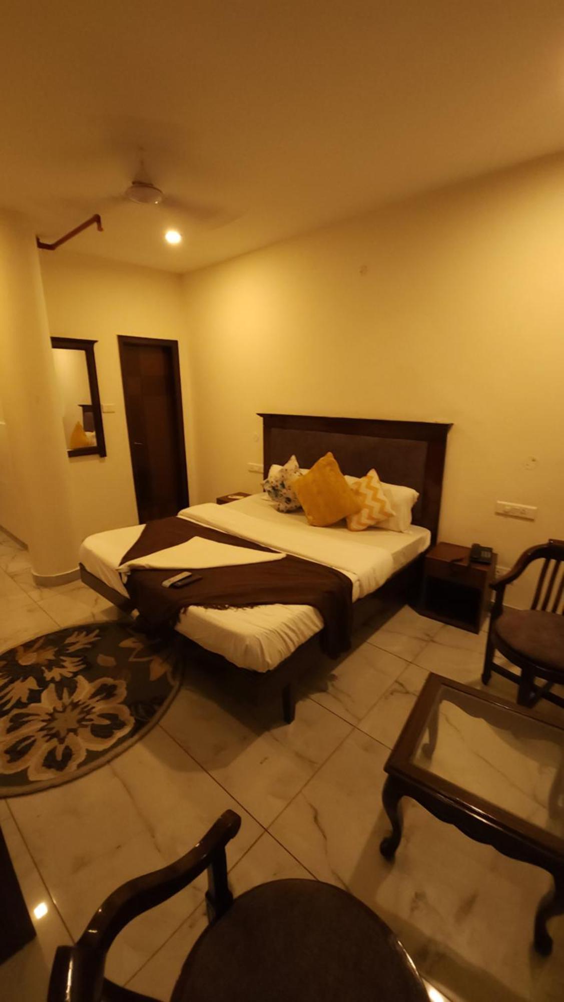 Hotel Vrs Inns Chandīgarh Esterno foto